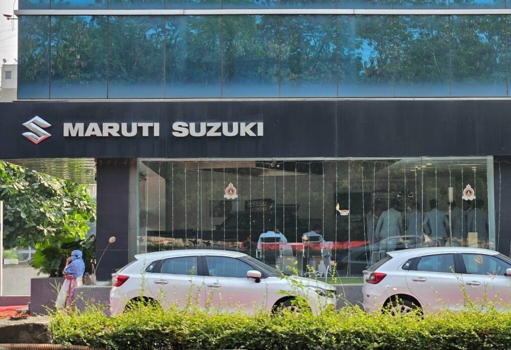 Des véhicules Maruti Suzuki alignés sur un parc de production en Inde.