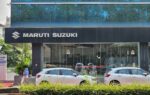 Des véhicules Maruti Suzuki alignés sur un parc de production en Inde.