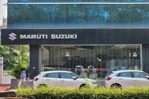 Des véhicules Maruti Suzuki alignés sur un parc de production en Inde.