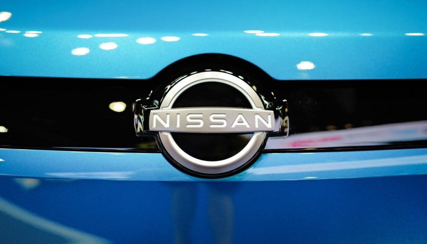 Logo Nissan installé sur la façade d’un site du constructeur automobile japonais.
