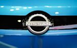 Logo Nissan installé sur la façade d’un site du constructeur automobile japonais.