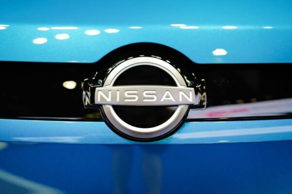 Logo Nissan installé sur la façade d’un site du constructeur automobile japonais.