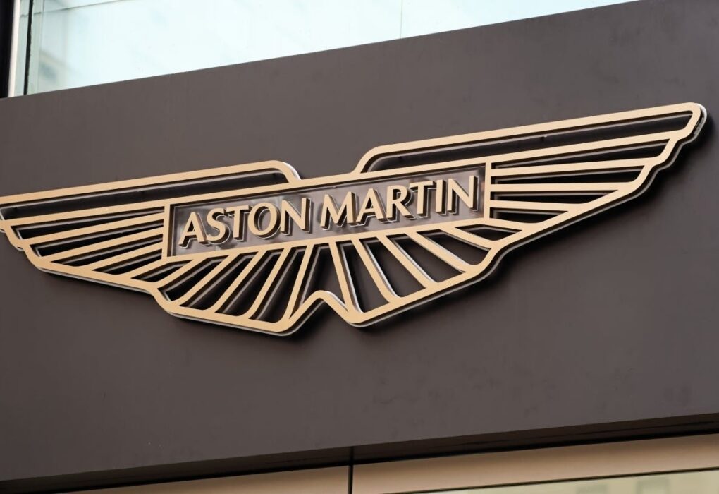 Emblème Aston Martin sur une voiture du constructeur britannique.