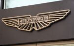 Emblème Aston Martin sur une voiture du constructeur britannique.