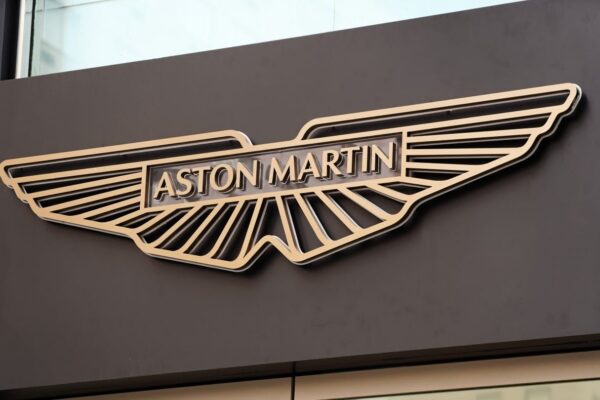 Emblème Aston Martin sur une voiture du constructeur britannique.