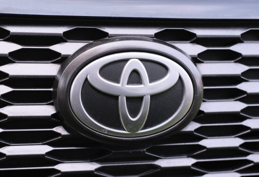 Des véhicules Toyota alignés sur un site de production du constructeur japonais.