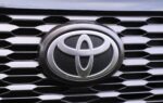 Des véhicules Toyota alignés sur un site de production du constructeur japonais.
