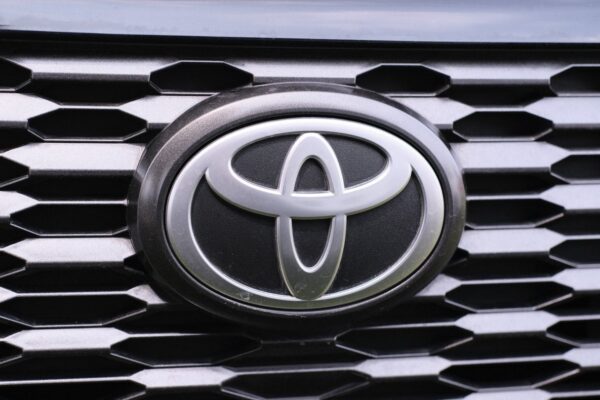 Des véhicules Toyota alignés sur un site de production du constructeur japonais.