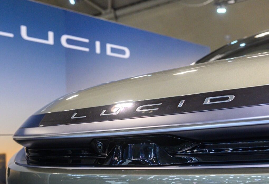 Un véhicule électrique Lucid illustrant la remise à plat opérationnelle engagée par le constructeur.