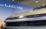 Un véhicule électrique Lucid illustrant la remise à plat opérationnelle engagée par le constructeur.