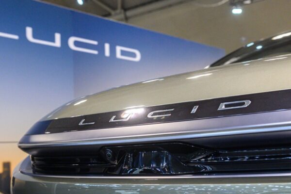 Un véhicule électrique Lucid illustrant la remise à plat opérationnelle engagée par le constructeur.