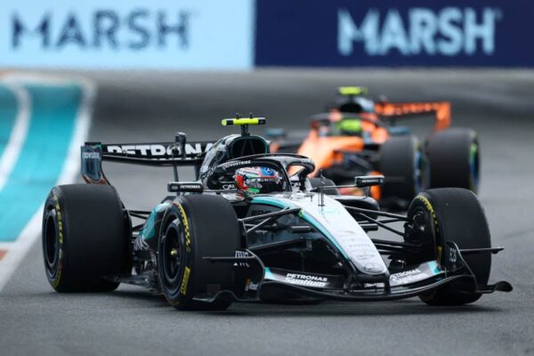 Une monoplace Mercedes F1 en piste lors d’un Grand Prix.