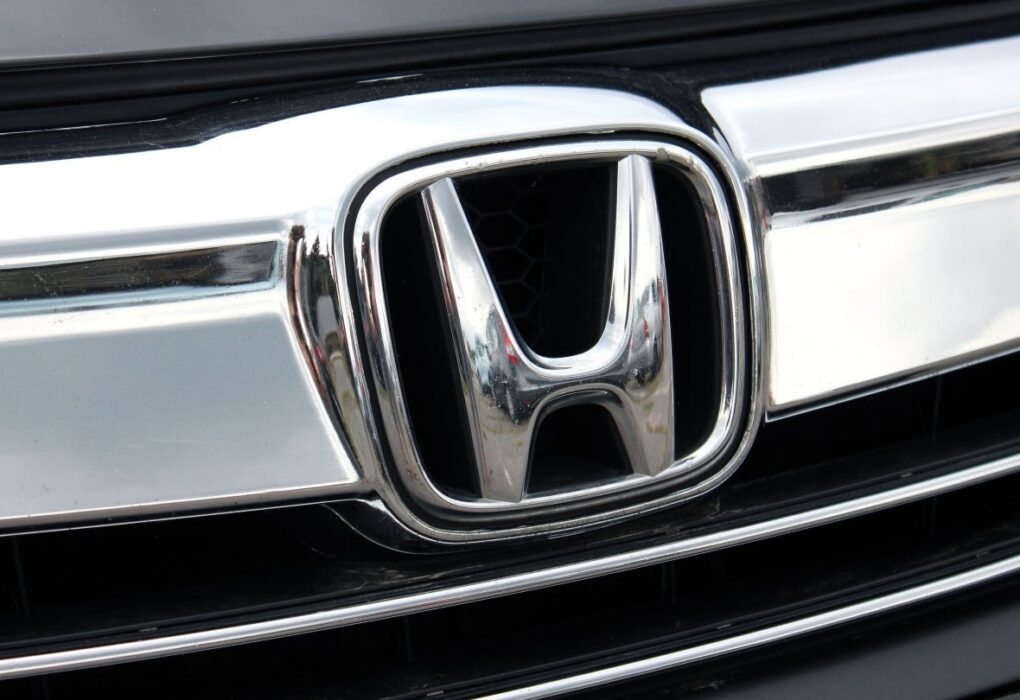 Logo Honda devant un site du constructeur automobile japonais.