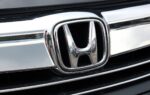 Logo Honda devant un site du constructeur automobile japonais.
