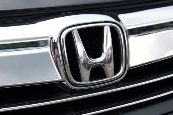 Logo Honda devant un site du constructeur automobile japonais.