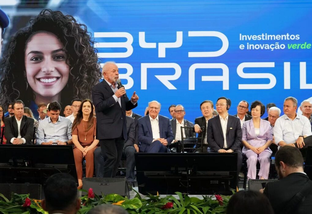 Le BYD Song Pro Super Hibrid présenté pour son lancement sur le marché brésilien.