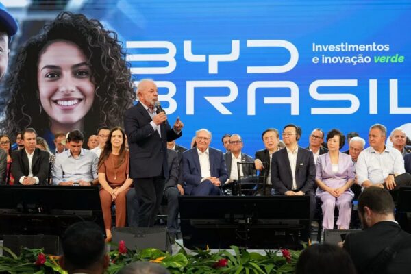 Le BYD Song Pro Super Hibrid présenté pour son lancement sur le marché brésilien.