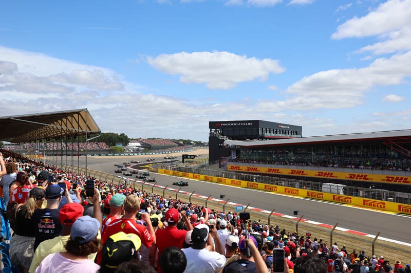 Une monoplace de Formule 1 en piste pendant un week-end de Grand Prix.