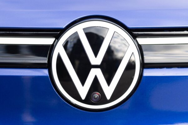 Logos de Volkswagen et Porsche, les deux principales participations de Porsche SE.