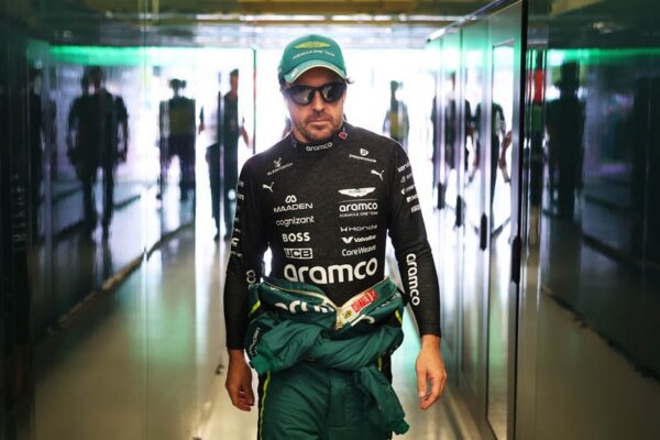 Fernando Alonso au volant de son Aston Martin lors d’un Grand Prix de Formule 1.