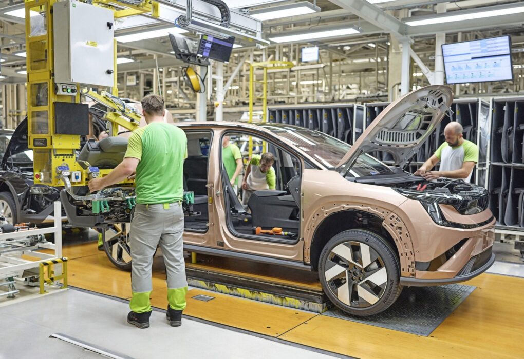 Un Skoda Peaq électrique à sept places sur la chaîne de production de Mladá Boleslav.