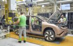 Un Skoda Peaq électrique à sept places sur la chaîne de production de Mladá Boleslav.