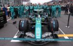 La monoplace Aston Martin équipée du moteur Honda roule sur un circuit de Formule 1.