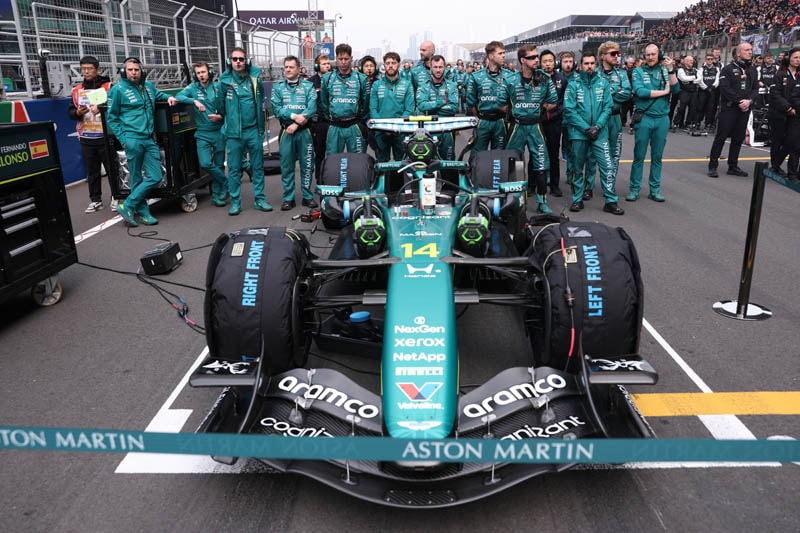 La monoplace Aston Martin équipée du moteur Honda roule sur un circuit de Formule 1.