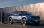 Un smartphone utilisé comme clé numérique à proximité d’une BMW équipée de la technologie UWB de NXP.
