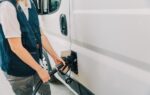 Des véhicules de flotte alignés près de pompes dans une station-service.