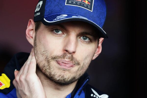 Max Verstappen et Stefano Domenicali dans un paddock de Formule 1.