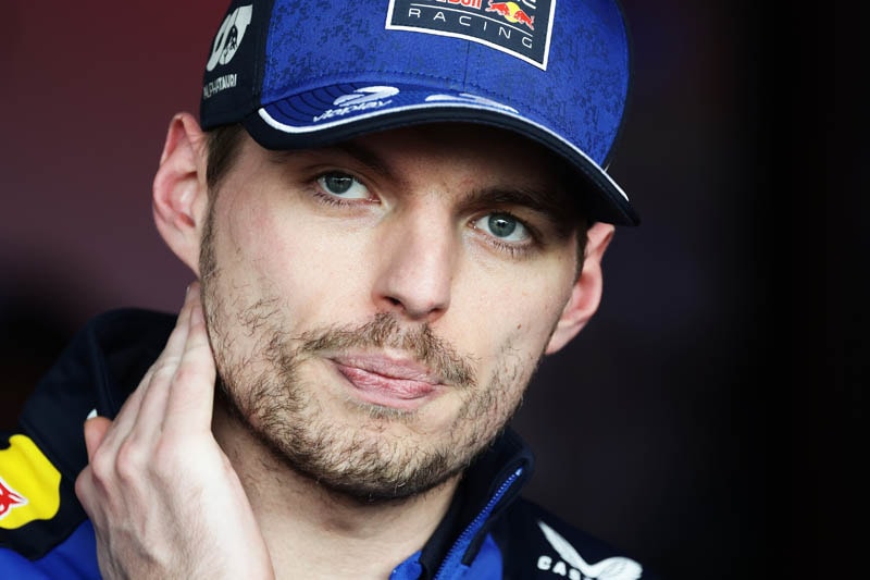 Max Verstappen et Stefano Domenicali dans un paddock de Formule 1.