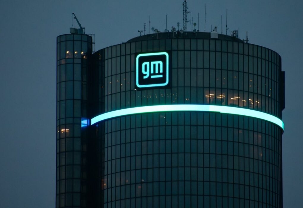 Des pièces automobiles destinées aux usines General Motors dans un espace de stockage.