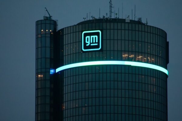 Des pièces automobiles destinées aux usines General Motors dans un espace de stockage.