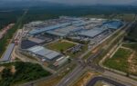 Des robots automatisés dans le nouvel atelier de peinture d’Inokom à Kulim, en Malaisie.