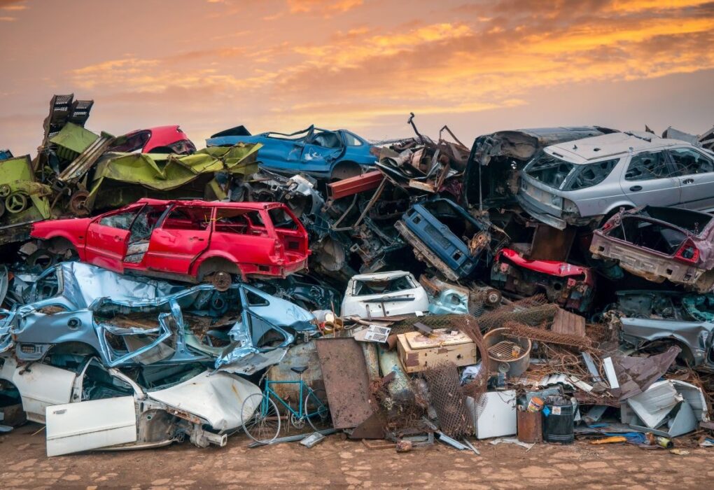 Des véhicules hors d'usage alignés dans un centre de recyclage automobile en Europe.