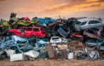 Des véhicules hors d'usage alignés dans un centre de recyclage automobile en Europe.