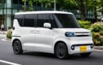 Des voitures neuves alignées chez un concessionnaire au Japon.