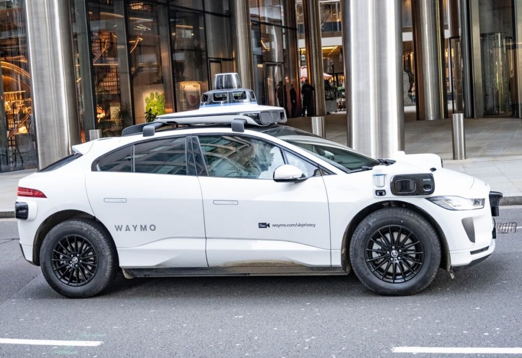 Une Nissan Leaf équipée pour le projet de robotaxi mené par Uber, Wayve et Hinomaru Kotsu à Tokyo.