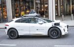 Une Nissan Leaf équipée pour le projet de robotaxi mené par Uber, Wayve et Hinomaru Kotsu à Tokyo.