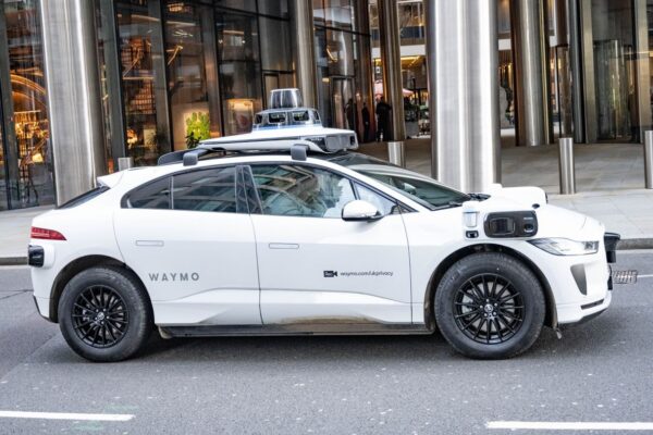 Une Nissan Leaf équipée pour le projet de robotaxi mené par Uber, Wayve et Hinomaru Kotsu à Tokyo.