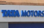 Le logo de Tata Motors associé à une illustration de ses résultats financiers trimestriels.
