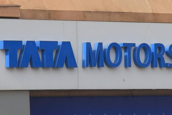 Le logo de Tata Motors associé à une illustration de ses résultats financiers trimestriels.