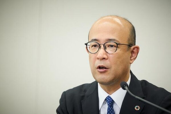 Kenta Kon, nouveau président et directeur général de Toyota, lors d’une prise de parole.