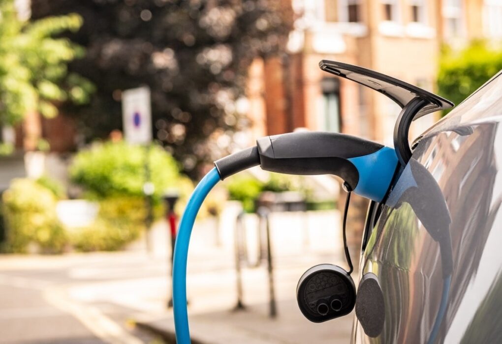 Une voiture électrique branchée à une borne de recharge publique au Royaume-Uni.