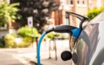 Une voiture électrique branchée à une borne de recharge publique au Royaume-Uni.