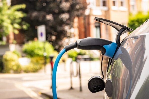 Une voiture électrique branchée à une borne de recharge publique au Royaume-Uni.