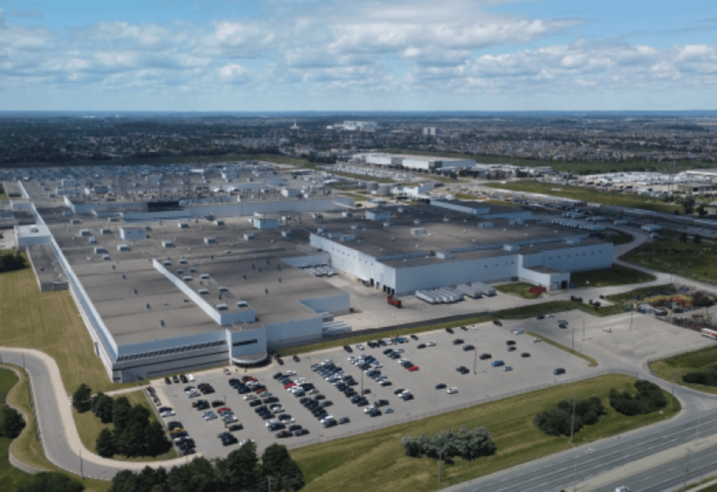 Vue extérieure de l'usine d'assemblage Stellantis de Brampton, en Ontario, au Canada.