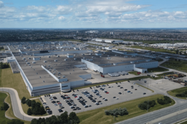 Vue extérieure de l'usine d'assemblage Stellantis de Brampton, en Ontario, au Canada.