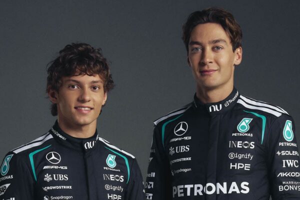 Une monoplace Mercedes de Formule 1 en piste sur le circuit de Zandvoort.